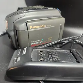 Pv-l606d Panasonic Pv-l606 Palmcorder Vhs-c Camera Untested No Battery Includes Charger