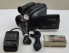 Pv-l657d Panasonic Vhs-c Palmcorder Palmsight Camcorder Video Camera With Charger