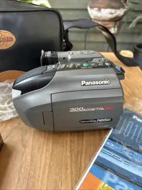 Pv-l750 Panasonic Palmcorder Vhs-c Camcorder 300x Digital Zoom With Accessories Untested