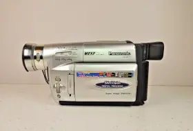 Nv-vz17pn Panasonic Vz17 Vhs-c 700x Digital Zoom Camcorder. Needs New Battery See Pic