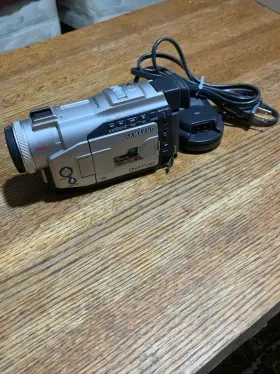 D608 Samsung Digital Camcorder Sc Minidv With Charger And 8mb Card