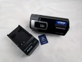 Hmx-qf30 Samsung 40x Zoom Compact Digital Video Camera Camcorder And Memory Card