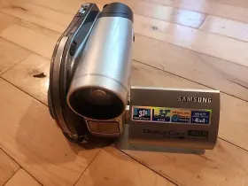 Sc-dc164 Samsung Dvd Camcorder With 33x Optical Zoom