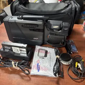 Scf-704 Samsung Vtg Movie Camera And Recorder With Battery Charger Cables