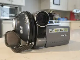Vp-dc171wi Samsung Dvd Camcorder 34x Optical Zoom With Carry Case And Cds