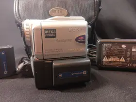 Dcr-pc101 Sony 1016081 Near Mint - Handycam Mini Dv Camcorder Nightshot 2 Batt And Charg #2