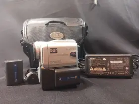 Dcr-pc101 Sony 1016081 Near Mint - Handycam Mini Dv Camcorder Nightshot 2 Batt And Charg