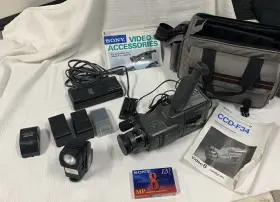 Ccd-f34 Sony Handycam Video 8 As Is Parts Only 4 Batteries Charger Bag Books