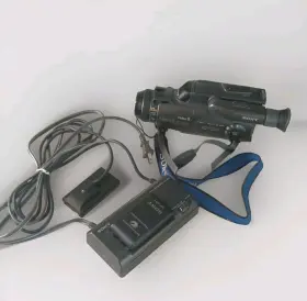 Ccd-fx411 Sony Handheld V Deo Camera Recorder Plus Three Batteries And A Charger