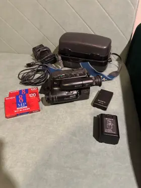 Ccd-tr45e Sony Video8 Handycam With Battery Charger Case And Tapes