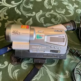Ccd-tr818 Sony Handycam Video Camcorder Hi8 Tested And Working With Charger