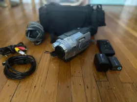Ccd-trv350 Sony Hi8 Analog Camcorder - Case Cables Remote Control And Batteries