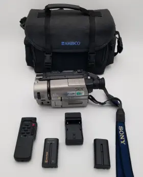 Ccd-tvr615 Sony Handycam Vision Nightshot Hi8 Camcorder Batteries/charger Case