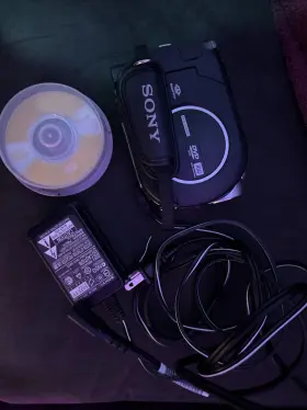 Dcr-dvd110e Sony Handycam Camcorder Dvd Disc. Video Camera With Accessories