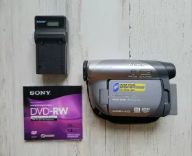 Dcr-dvd705 Sony Handycam Video Camera Camcorder With Charger Dvd-rw Tested
