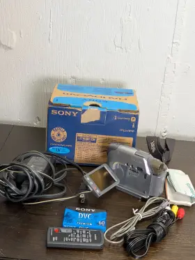 Dcr-hc19e Sony Mini Dv Tape Digital Video Camera Handycam Great Condition