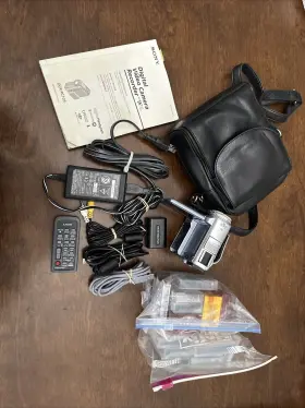 Dcr-pc105 Sony Handycam Minidv Camcorder With Accessories