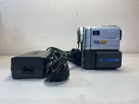Dcr-pc4e Sony Handycam Minidv Camcorder With Nightshot - Clean And Fully Working