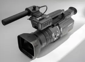 Dcr-pd150 Sony Near Mint Minidv 3ccd Camcorder With Mic And Accessories