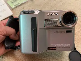 Dcr-sc100e Sony Handycam Vision Mini Dv Pal Video Camera 1 Batteries - For Parts