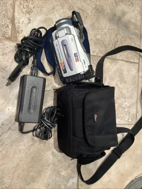 Dcr-trv18e Sony Dcr-tr18e Handy Cam Camcorder Mini Dv W Battery Charger Powers On Untested