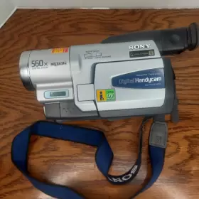 Dcr-trv130 Sony Handycam Ntsc Digital-8 Camcorder With Remote And Extras