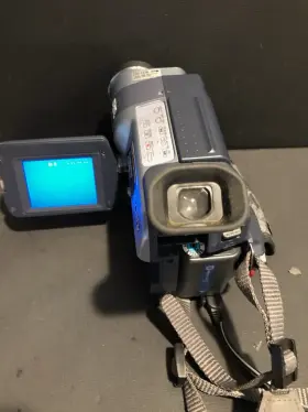 Dcr-trv2 Sony Handycam Digital 8mm Camcorder Battery Charger Remote And Cables