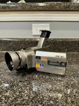 Dcr-trv20 Sony Handycam Minidv Digital Video Camcorder No Battery Untested