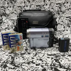 Dcr-trv22 Sony Handycam Camcorder - With 2 Mini Dv Tapes Extra Battery And Case