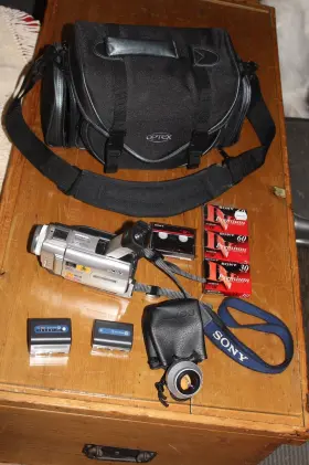 Dcr-trv6 Sony Handycam 120x Zoom Mini Dv Camcorder With Case/tapes - No Charger