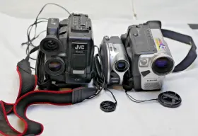 Dsc-5750 Sony Handheld Video Camera Lot - Untested Comes With Everything Shown