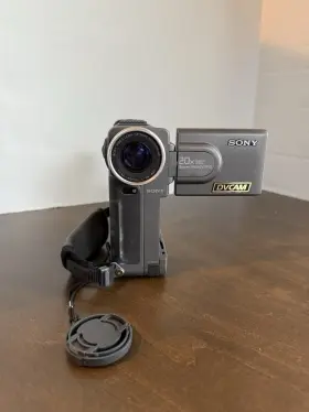 Dsr-pd1 Sony Rare Dv Camera Untested-no Battery-no Cord