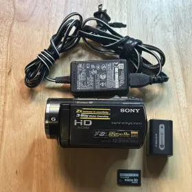 Hdr-cx500v Sony Handycam 12.0 Mega Pixels Video Camera With Charger Battery Sd