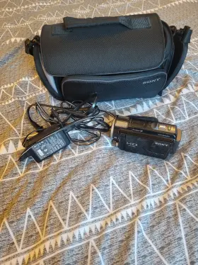 Hdr-cx560v Sony With Wide Angle Lens Digital Video Camera Handycam And Bag Nice