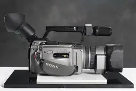 Dcr-vx2100 Sony Hdr-hc9 3ccd Minidv Handycam Camcorder Nt Optical - 48x Digital Zoom