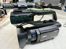 Hxr-nx80 Sony 4k Video Camera 2 Batts Charger Microphone Grip 256gb Cards #2