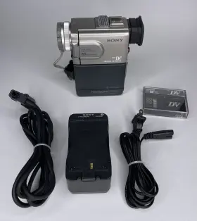 Dcr-pc10 Sony Pc10e Handycam Minidv Camera Battery / Charger Tested Read