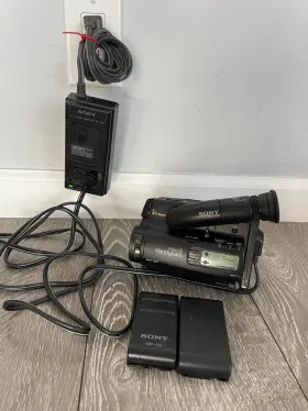 Ccd-tr51 Sony Tr51 Camcorder Video 8 Handycam - As Is For Parts Or Repair
