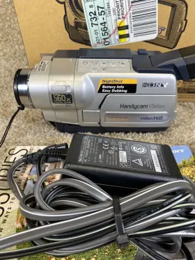Tvr118 Sony Handycam Hi-8 Camcorder With Batteries And Charger Not Tested #2