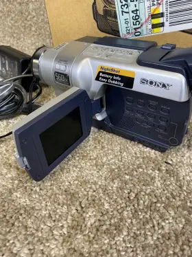 Tvr118 Sony Handycam Hi-8 Camcorder With Batteries And Charger Not Tested #3